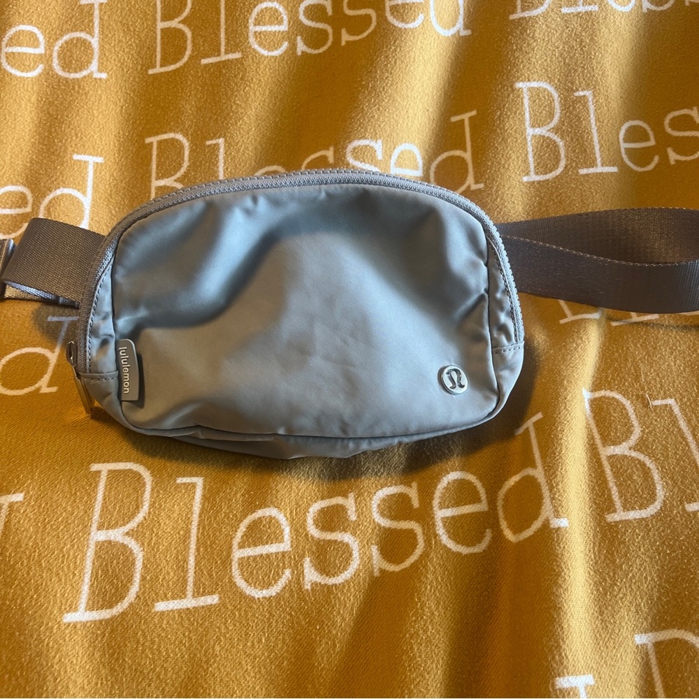 Lululemon Everywhere Belt Bag Silver Drop  Gray Excellent